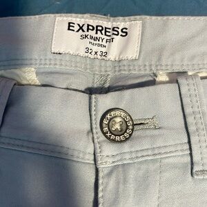 These are dress causal pants for Men. Size 32/32 from the brand Express